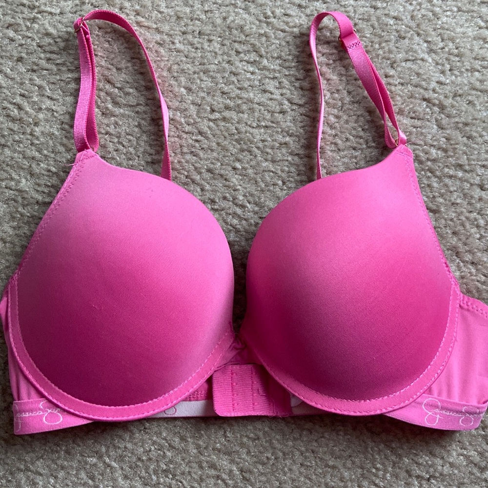 Jessica Simpson bra